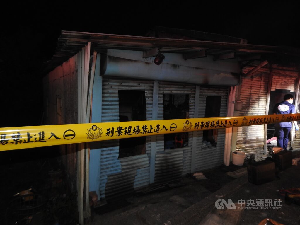新北市三峽區大埔路的一間平房民宅，5月31日深夜發生火警，消防局迅速出動人車前往搶救，先救出1人，但待火勢撲滅後，在火場內發現1具焦屍。起火原因待查。（翻攝照片）中央社記者王鴻國傳真　115年6月1日