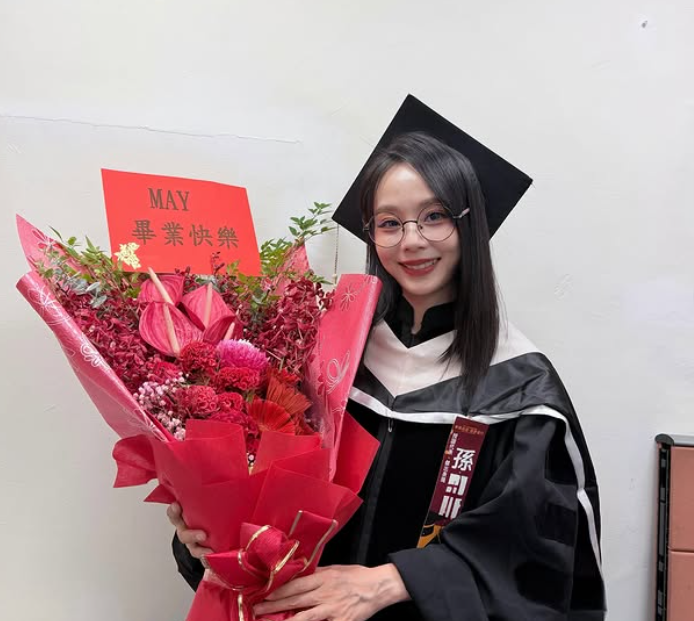 孫淑媚上月30日現身世新大學參加碩士班的畢業典禮，凍齡容顏引發外界關注。 圖：翻攝自孫淑媚IG