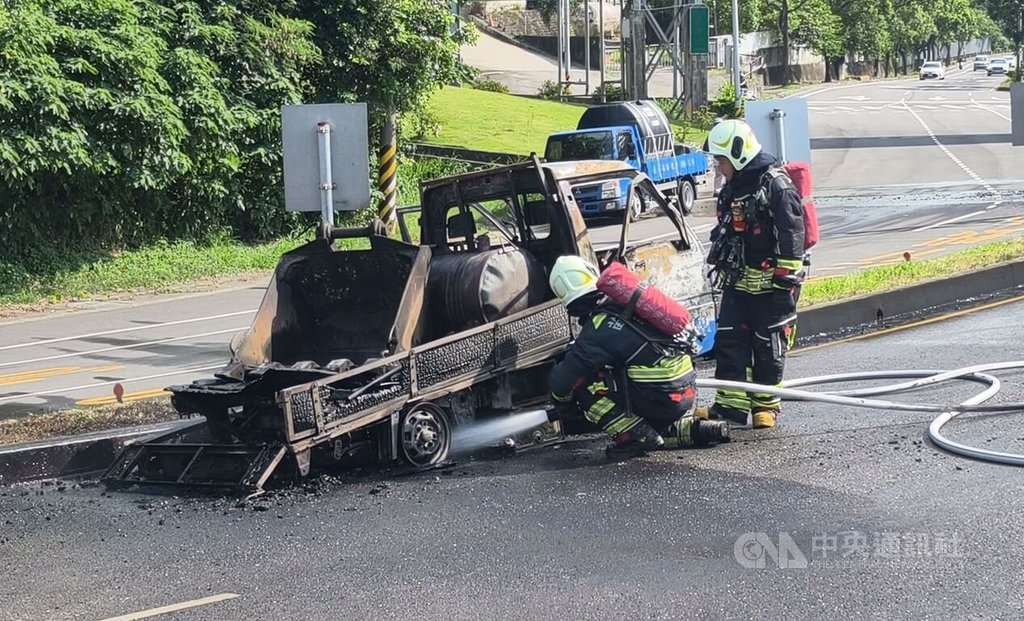 一輛載有怪手挖斗及油桶的小貨車1日上午行經苗栗市長春化工廠附近，車輛突然起火燃燒，消防隊獲報趕抵現場，所幸油桶內僅殘留些許柴油，火勢迅速被撲滅，未有人員傷亡。中央社記者管瑞平攝　115年6月1日