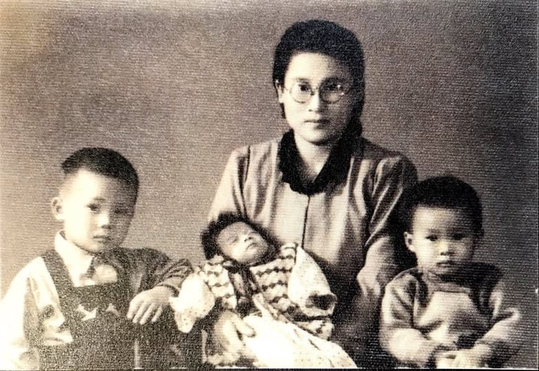 圖片為黃溫恭永遠缺席的全家福。 翻攝自《無法送達的遺書》