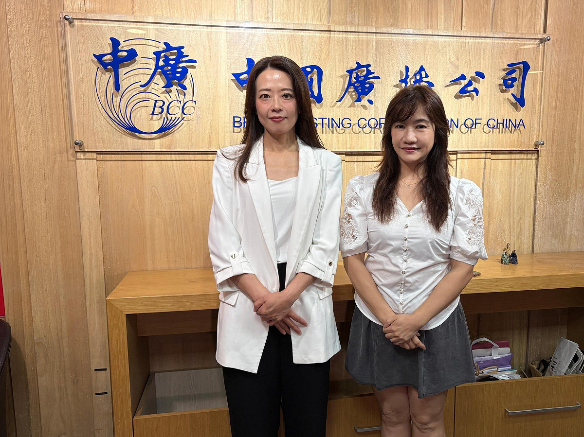 國民黨發言人江怡臻(左)上午接受中廣《千秋萬事》主持人王淺秋專訪。 圖：新傳媒/提供