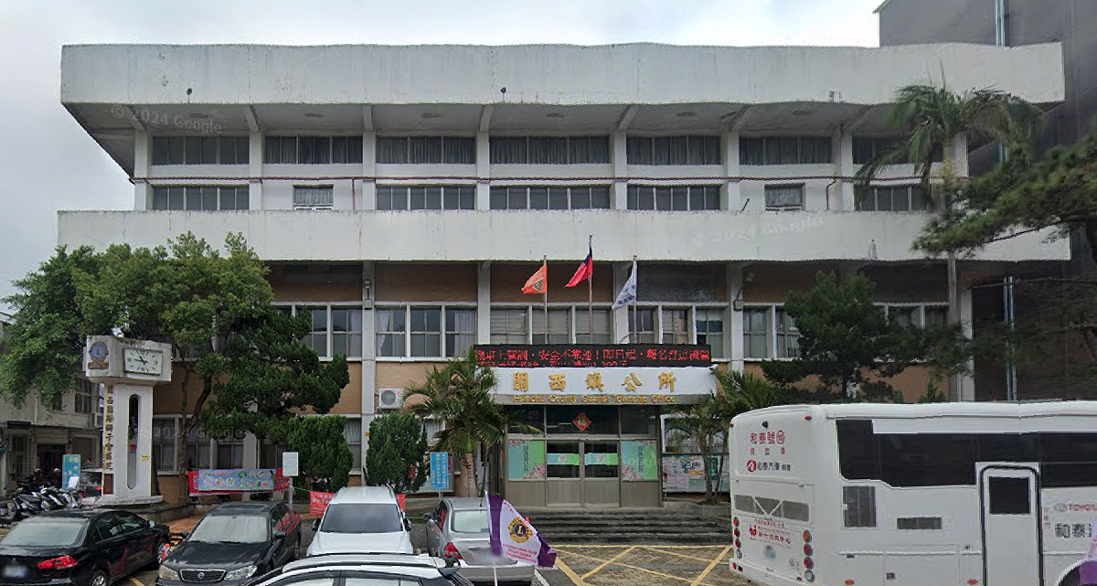 為保新竹縣關西鎮2席議員席次，關西鎮代會於上月22日通過關西鎮公所所提之普發「石油津貼」5,000元一案，該提案載明，只要在上月29日設籍於關西鎮，就可領取5,000元「石油津貼」。 圖：翻攝自Google Map