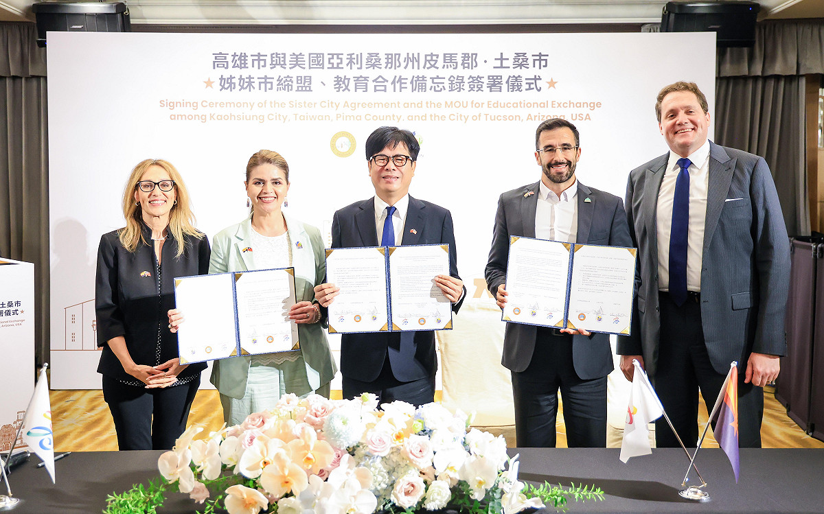 陳其邁(中)與美國亞利桑那州土桑市及皮馬郡共同簽署姊妹市協定。 圖：高雄市行國處/提供