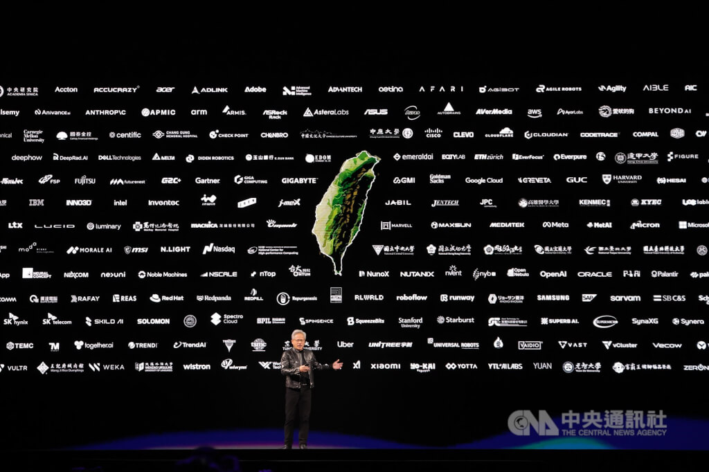 輝達（NVIDIA）執行長黃仁勳（圖）1日上午在台北流行音樂中心主持GTC Taipei大會並發表主題演講，為2026台北國際電腦展（COMPUTEX）暖身，後方展示供應鏈背板。 中央社記者翁睿坤攝 115年6月1日