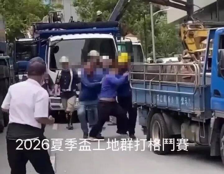 竹科工地爆發工人衝突，白衣阿伯成為網友熱議焦點。 圖：翻攝自臉書「竹北人有事嗎」