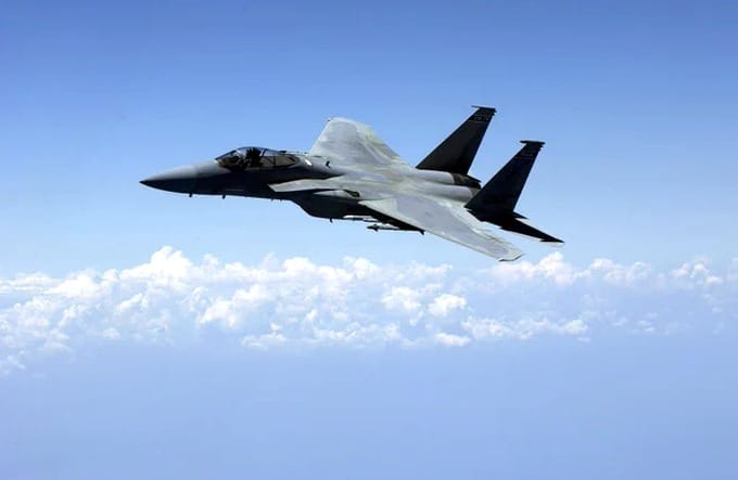 美軍F-15E戰機在伊朗西南部任務期間疑遭便攜式防空飛彈擊落，飛行員彈射後獲救。 圖：翻攝自 X @__Inty__