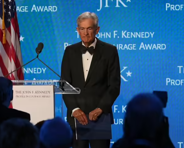 鮑爾榮獲美國甘迺迪家族授予的 2026 肯尼迪勇氣獎（ Profile in Courage Award ），演講中暗批白宮越權干涉。 圖：翻攝自@PrakharShrigyan