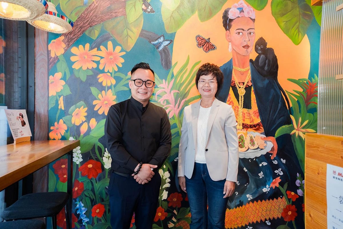 童子瑋的請益之旅來到彰化，與縣長候選人陳素月合體。 圖：童子瑋辦公室/提供
