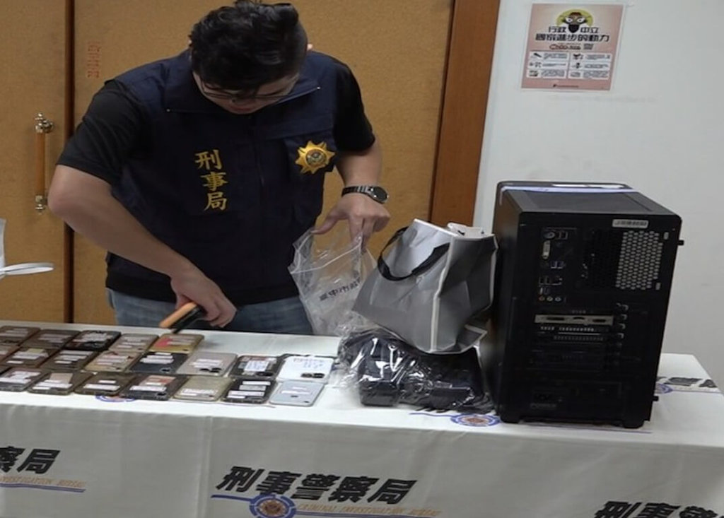 刑事警察局偵查第六大隊近日破獲詐欺集團，查獲電腦主機、網路電話機等相關贓證物。（民眾提供）中央社記者趙麗妍傳真　115年6月1日