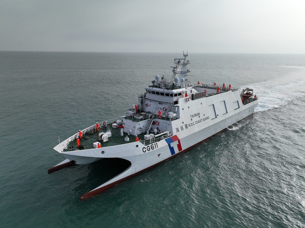 針對中國海警船於台灣東南海域編隊活動一案，海洋委員會海巡署1日表示，全程均於限制水域外航行，由海巡署長濱艦併航監控中。（海巡署提供）中央社記者黃麗芸傳真　115年6月1日