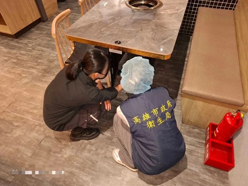 高雄知名連鎖燒肉店出現蟑螂，引發網友熱議，衛生局今日派員稽查。 圖：高雄市衛生局提供