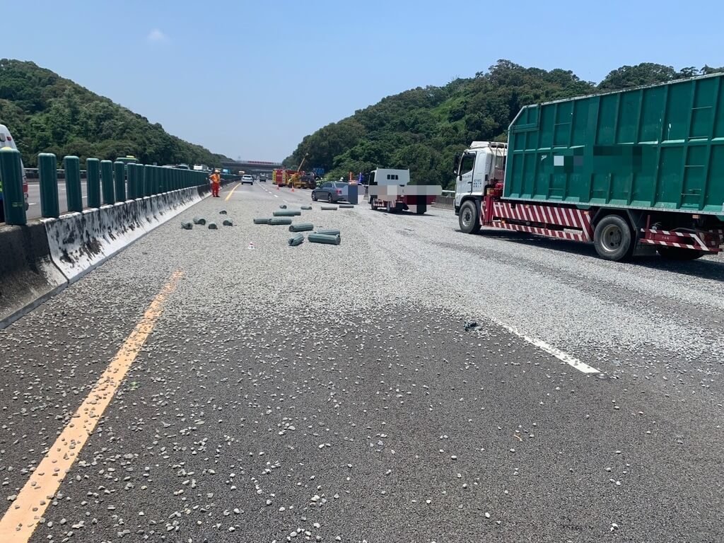 1輛砂石車1日上午疑前輪爆胎失控，於國道3號北向161.4公里自撞內側護欄，載運的砂石遍布路面。（警方提供）中央社記者趙麗妍傳真　115年6月1日