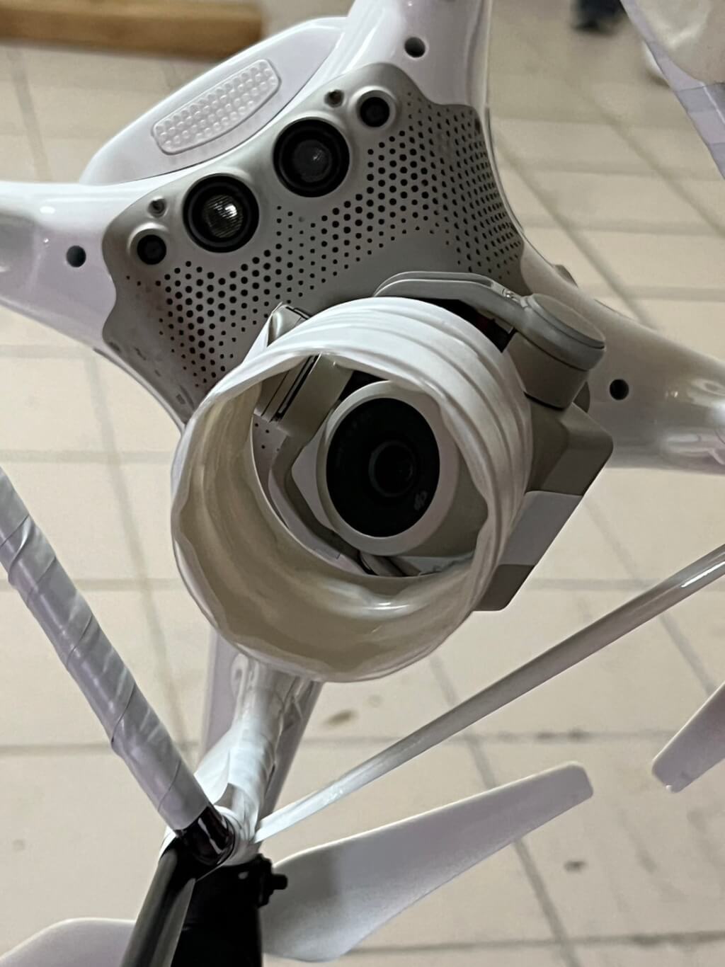 圖為王男作案用空拍無人機證物。（警方提供）