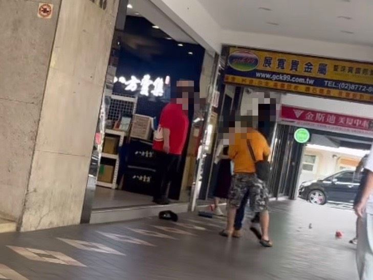 黃男在台北東區八方雲集點餐，認為店員態度差，情緒失控打翻牛肉麵。 圖：翻攝自Threads@cowbela