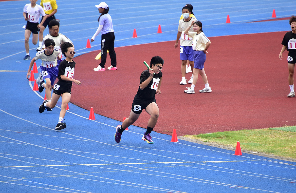 明華國中男選手(穿黑衣者)實力略勝一籌，一路鎖定領先到壓線。 圖：高雄市教育局/提供