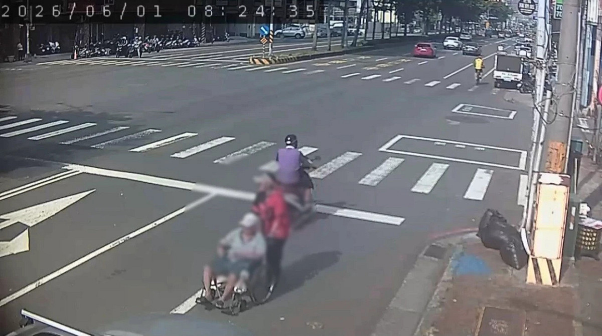 婦人直接推著老人逆向闖入快車道行走。 圖：鳳山分局提供