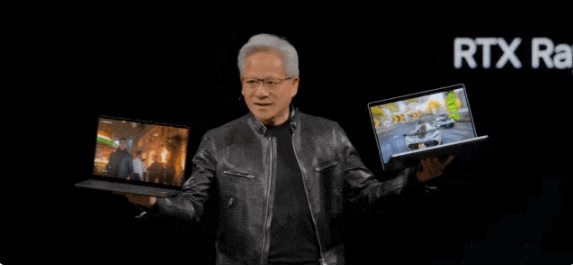 輝達執行長黃仁勳今日( 1 日)在台北流行音樂中心發表主題演講，展示與微軟合作的新型 PC ，宣稱該款 PC 已將 AI 技術整合進個人電腦之中。 圖：翻攝自 騰訊網 機器之心