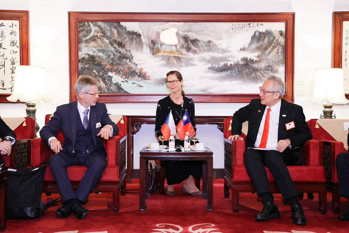 外交部政務次長吳志中（右）與捷克參議院議長韋德齊（Miloš Vystrčil，左）在桃園國際機場國賓室晤談。 圖：外交部提供