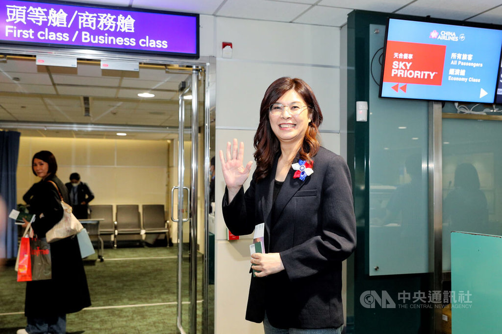 國民黨主席鄭麗文1日晚間搭乘深夜的華航班機率團訪美，並使用環宇商務中心通關，直到所有旅客都登機後，她才與成員登機，面對守候媒體，鄭麗文僅揮手致意未發表談話。中央社記者吳睿騏桃園機場攝　115年6月2日 圖：中央社提供