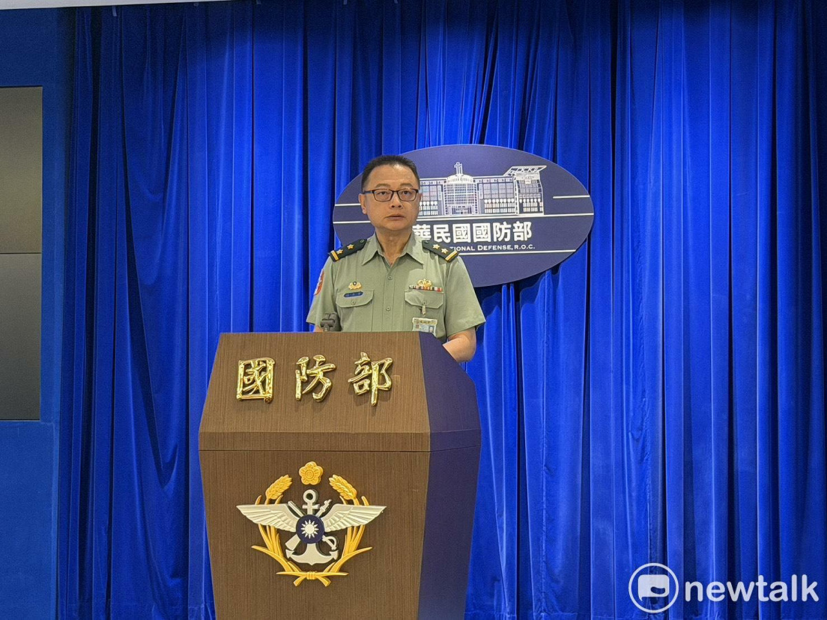空軍一架T-34初級教練機今（2）日上午執行訓練任務時失事墜毀，國防部發言人兼政務辦公室主任孫立方中將進行說明。 圖：金大鈞/攝