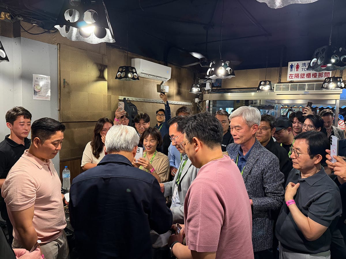 黃仁勳在品鱻海鮮熱炒店宴請韓國供應鏈夥伴 圖:翻攝自輝達X