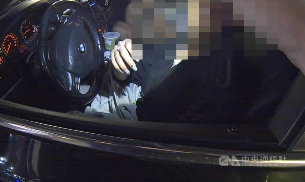 台中市警局第六分局2日表示，西屯派出所員警日前執行勤務時，在西屯區路旁發現有小客車違停即上前盤查，駕駛周姓女子消極配合，讓員警直覺有異，過程中發現乘客黃姓男子因案遭通緝，且周女涉嫌毒駕，兩人都被依法送辦。（翻攝照片）中央社記者蘇木春傳真　115年6月2日