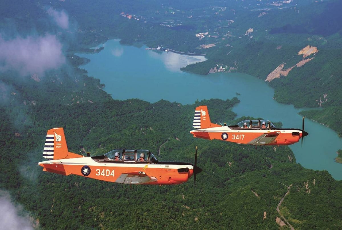 T-34初級教練現為飛訓部基礎飛行訓練，擔負我空軍培育飛官的重責大任。（非事故機） 圖：空軍網站