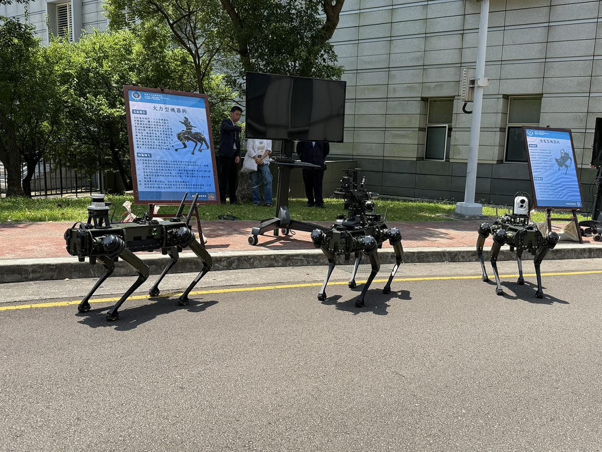 中科院公開機器狗性能展示，整合的光達、光電偵蒐及遙控槍塔等任務酬載。 圖：金大鈞／攝