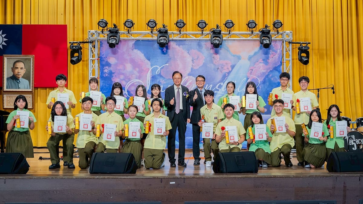桃園市長張善政1日出席桃園市立武陵高級中學畢業典禮，不料有在場同學對張善政大喊「住新店的市長」，讓國民黨桃園市議員詹江村開轟，甚至還有人去肉搜學生。 圖：桃園市政府/提供（資料照）