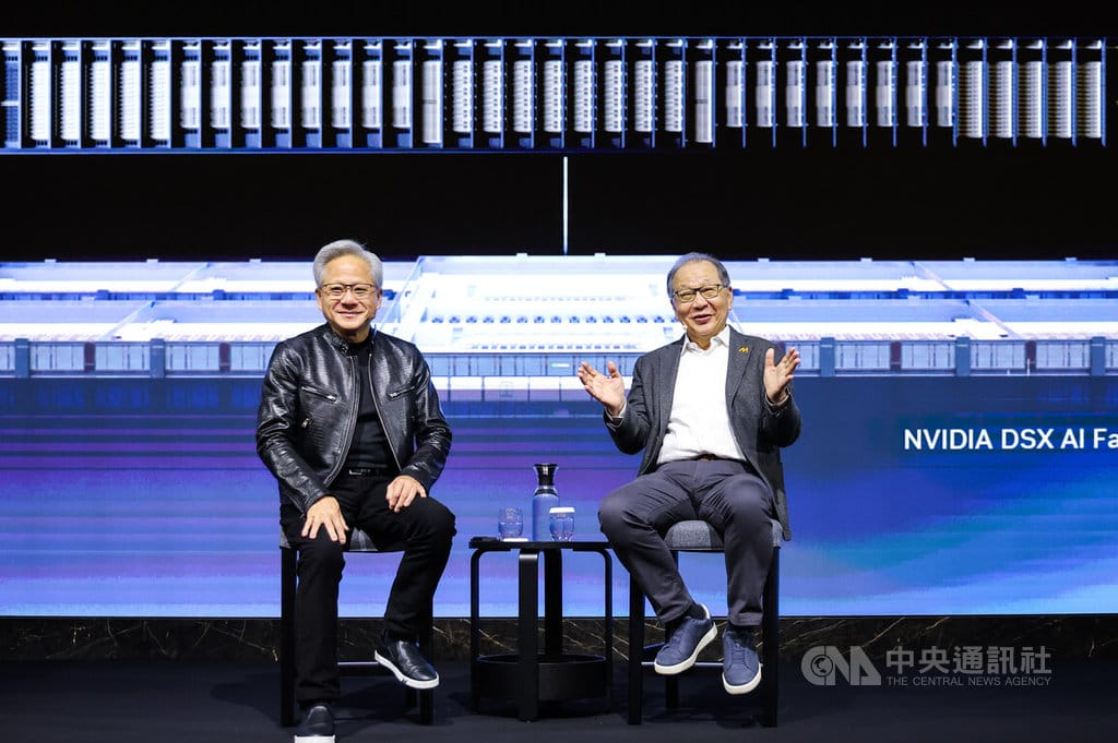 人工智慧（AI）晶片大廠輝達（NVIDIA）執行長黃仁勳（左）2日上午於台北舉行全球媒體問答，聯發科執行長蔡力行（右）驚喜現身，分享雙方合作過程。中央社記者翁睿坤攝　115年6月2日