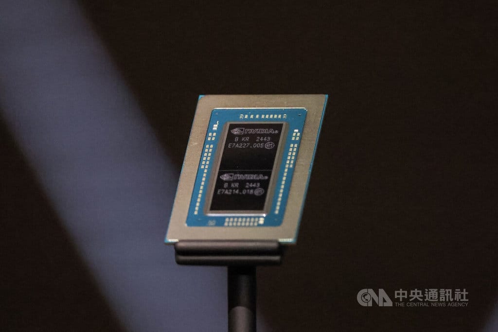 人工智慧（AI）晶片大廠輝達（NVIDIA）執行長黃仁勳2日上午於台北舉行全球媒體問答，現場展示採用台積電3奈米製程、與聯發科合作開發的N1X晶片。中央社記者翁睿坤攝　115年6月2日