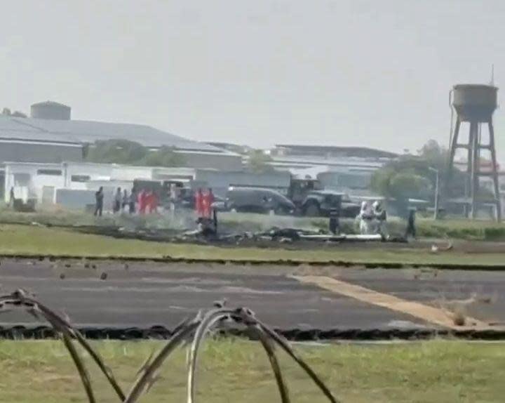 空軍T-34初級教練機失事，造成兩位中校飛行員殉職。 圖：翻攝自臉書