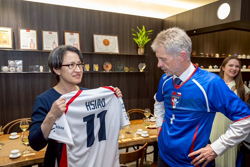 蕭美琴致贈韋德齊台灣製的2024-26國家代表隊主場足球衣， 圖：總統府提供