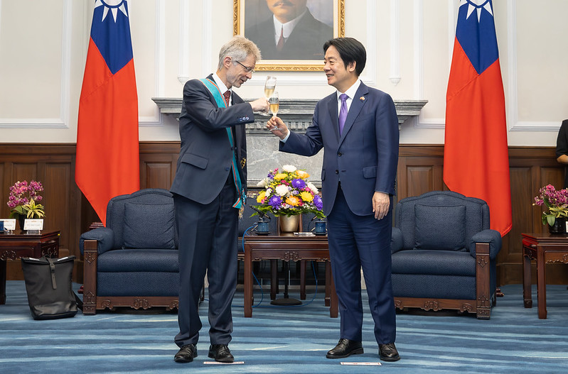 賴清德頒授「特種大綬卿雲勳章」予韋德齊。 圖：總統府提供