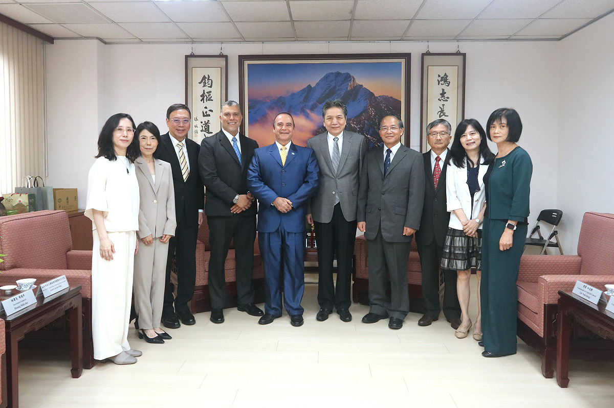 代理院長李鴻鈞（右5）與瓜地馬拉人權檢察署檢察長José Alejandro Córdova（左5）及國際合作司司長Juan Carlos Díaz（左4）與監察委員及主管人員合影。 圖：監察院提供