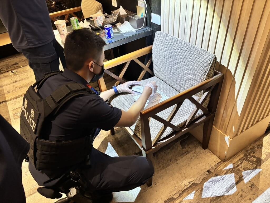 高雄市政府警察局鳳山分局5月30日下午接獲119通報，鳳山區某汽車旅館房內有民眾OHCA（到院前心肺功能停止），送醫不治。警方在場查獲毒咖啡包等，且桌面殘留毒品粉末，檢方1日會同法醫複驗，懷疑吸毒致死，將持續追查毒品來源。（高雄鳳山警分局提供）中央社記者洪學廣傳真　115年6月2日