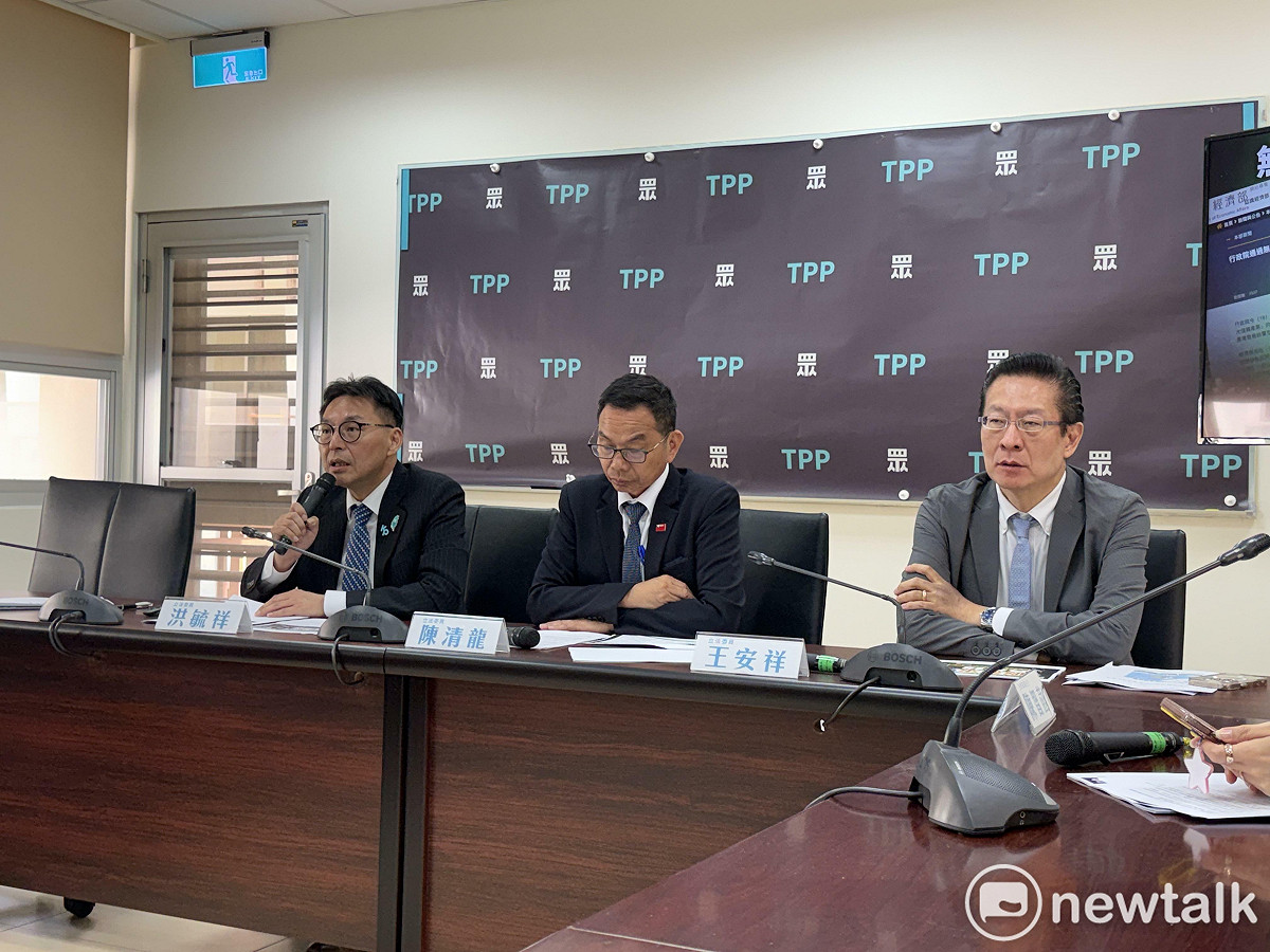 民眾黨立委洪毓祥（左起）、陳清龍、王安祥。 圖：周煊惠 / 攝