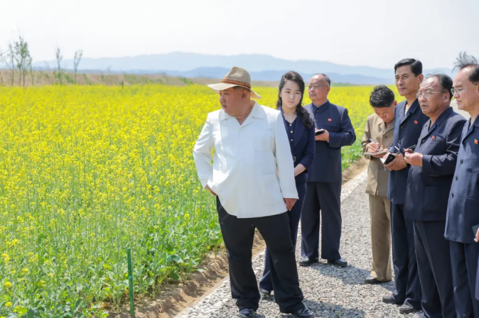 金正恩(左)同時強調，在推動農業生產的過程中，也必須兼顧生態環境保護工作。 圖:翻攝自中國僑網