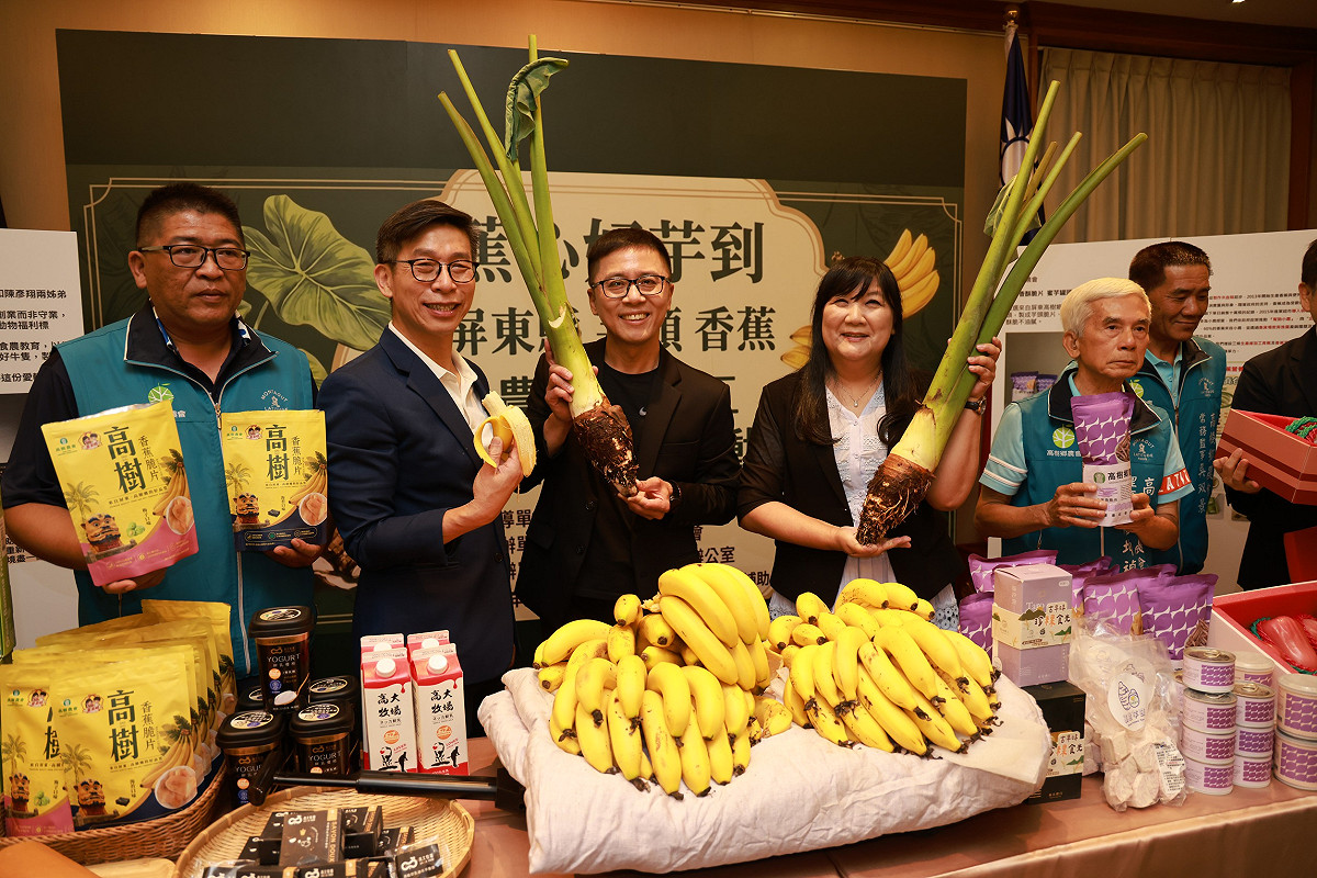 民進黨立委鍾佳濱今日攜手高樹農會，推廣香蕉、芋頭農產加工品。 圖：鍾佳濱辦公室提供
