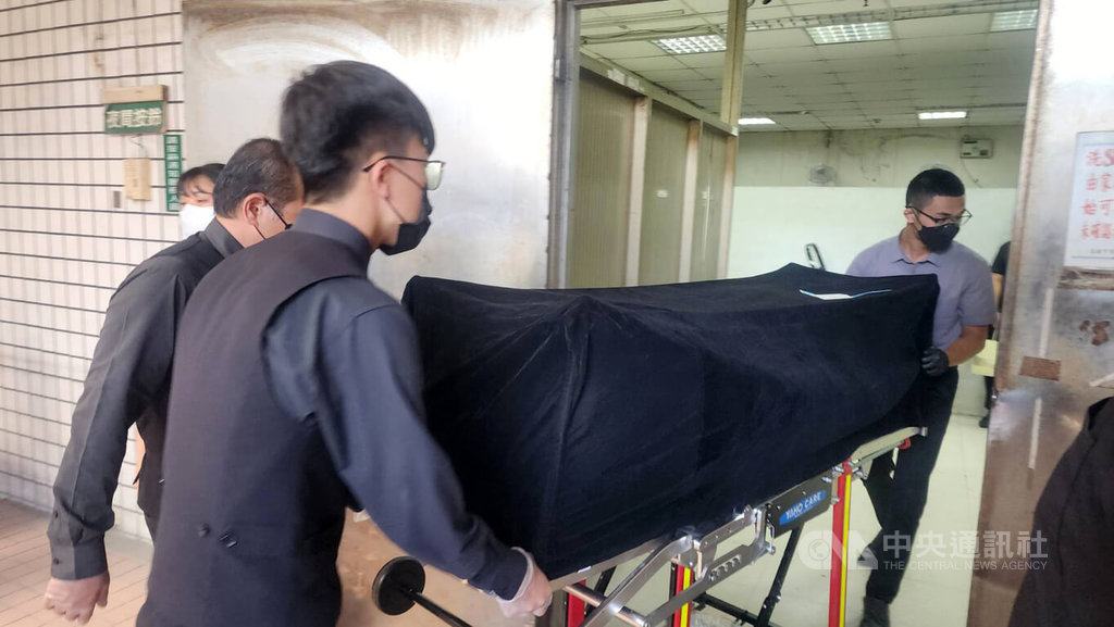 空軍一架T-34型教練機2日上午在高雄岡山基地執行模擬發動機失效航線訓練時墜毀，飛官過俊男、盧季佑殉職。遺體下午送抵殯儀館，檢方已會同法醫相驗。中央社記者洪學廣攝　115年6月2日