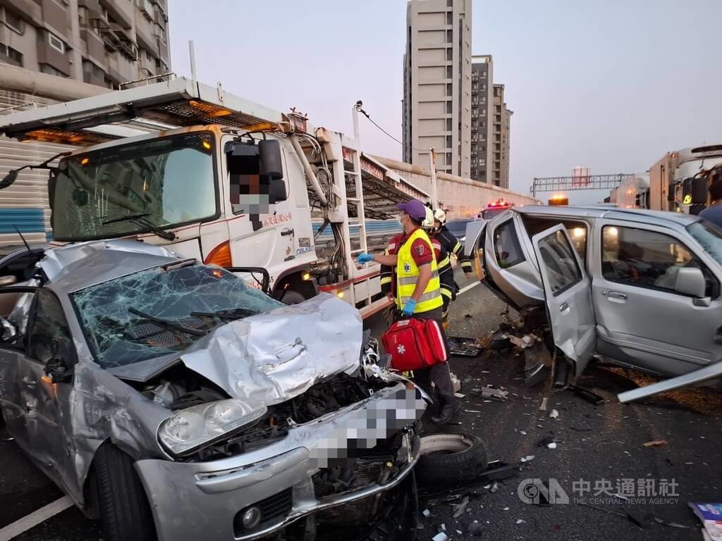 國道2號桃園八德路段2日發生連環車禍，共涉及1台大貨車及9台轎車，消防局表示，共有7人受傷，皆意識清楚送醫治療。（翻攝照片）中央社記者葉臻傳真　115年6月2日