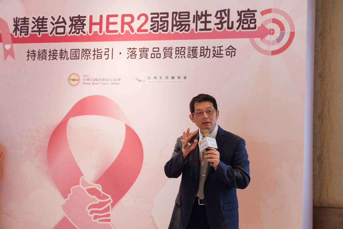 饒坤銘解釋新一代ADC藥物如同搭載導航的精準導彈，具備特殊的「旁觀者效應」。  圖：孫家銘翻攝