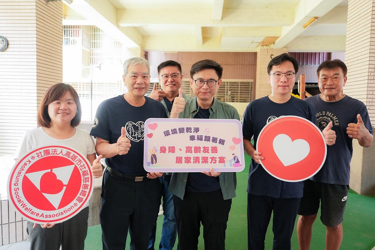 賴瑞隆(右三)推崇高雄市社福慈善總會投入弱勢關懷、急難扶助與社區照顧，並捐出版稅10萬元以行動支持。 圖：賴瑞隆服務處/提供