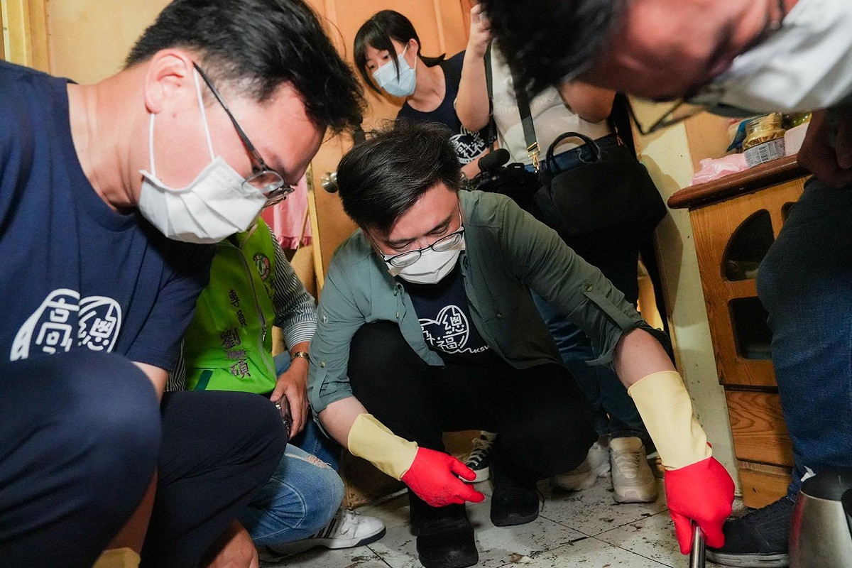 賴瑞隆(中)至弱勢家庭進行清潔服務。 圖：賴瑞隆服務處/提供
