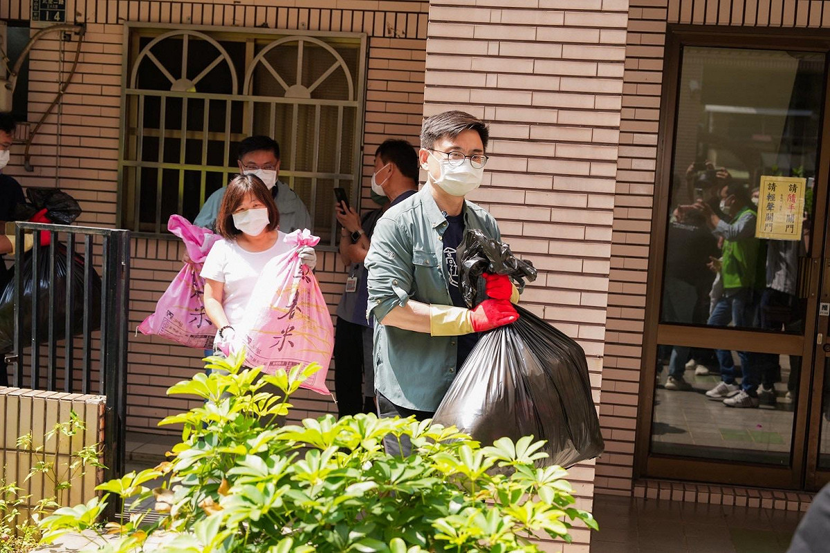 賴瑞隆(右一)幫忙清運垃圾。 圖：賴瑞隆服務處/提供