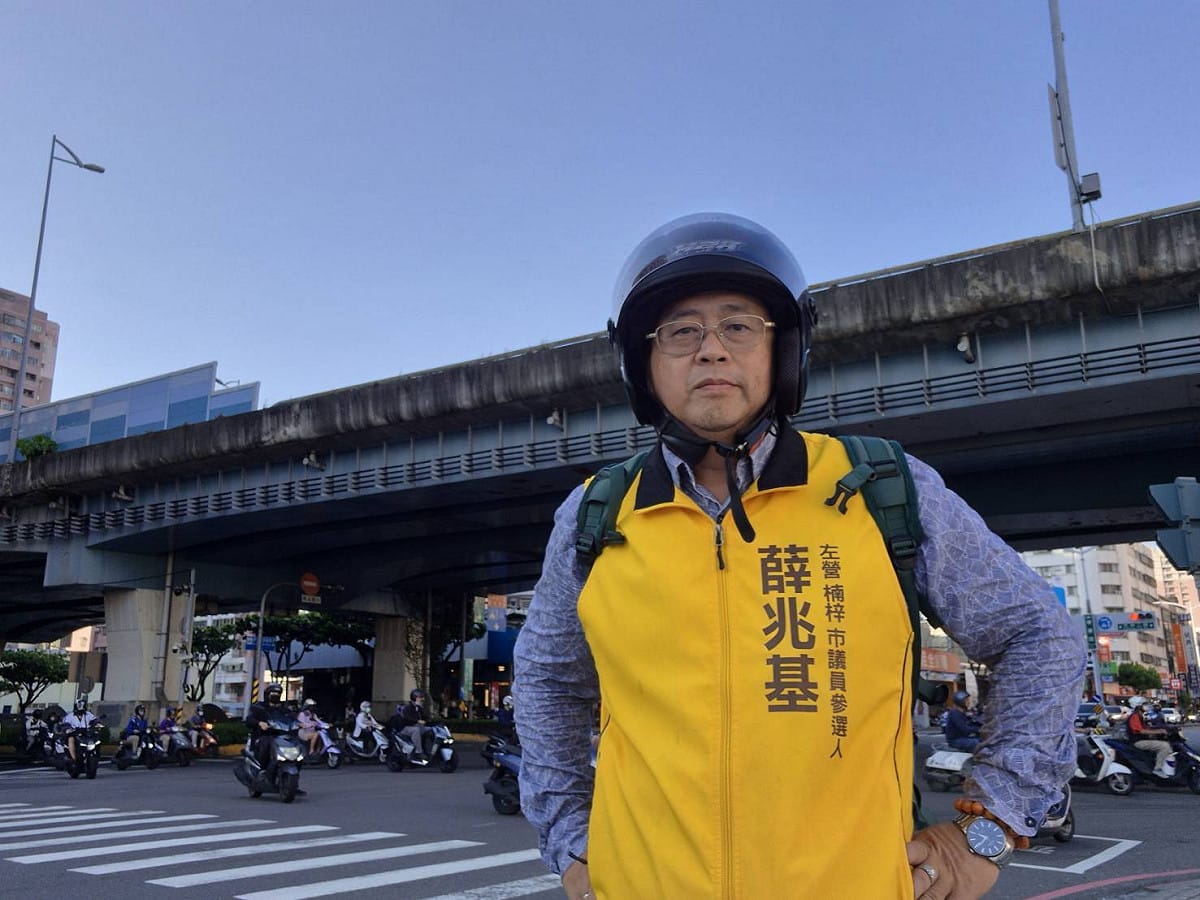 薛兆基背後的左營大中二路與華夏路口，是高雄第一個科技執法路口，也是多年來持續被列為違規與事故熱點的代表地點。 圖：薛兆基競總/提供