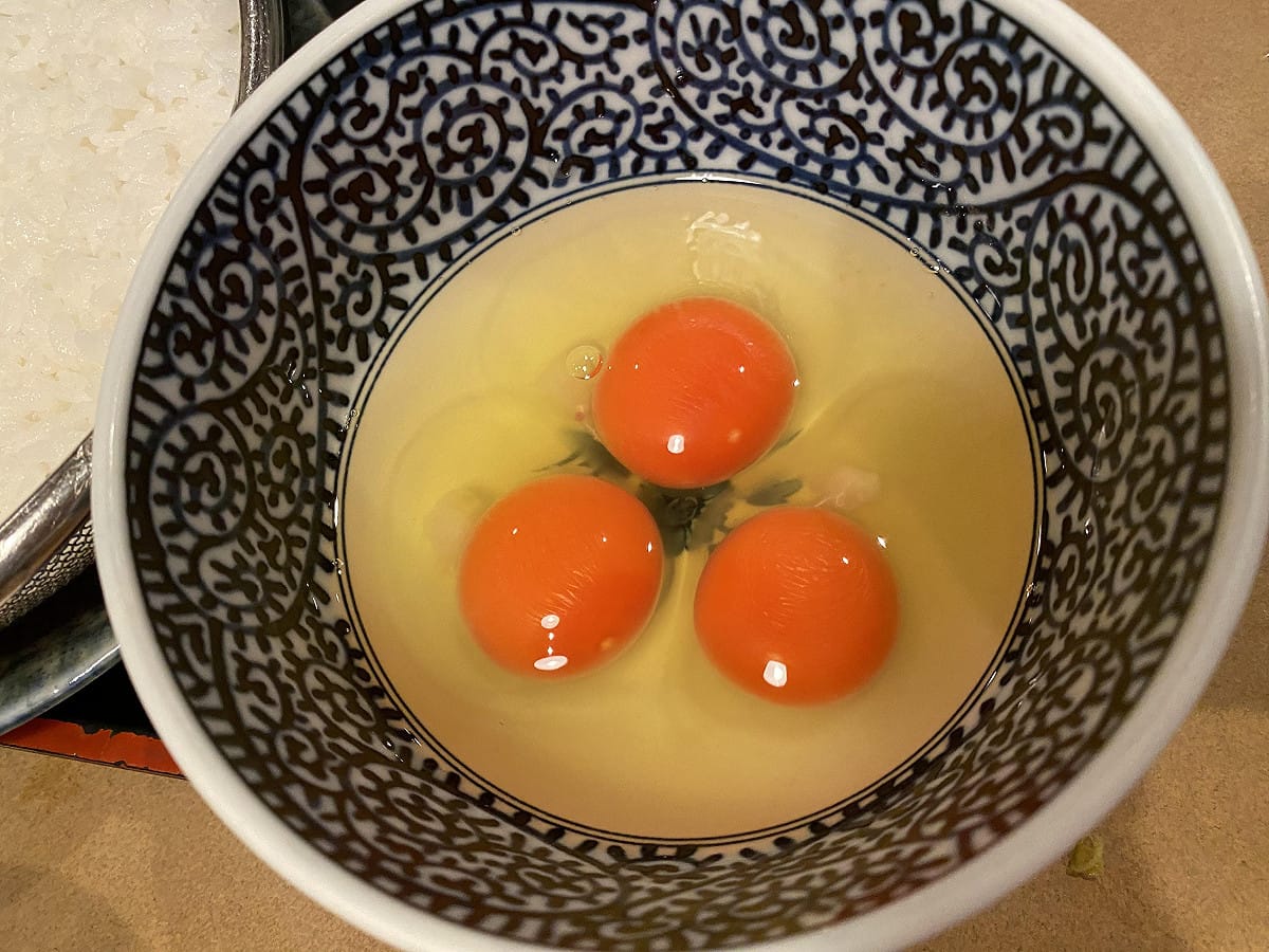 雞蛋除了飼料漲價外，包裝用的塑膠材料暴漲，也讓蛋價攀升，一次是否用三顆蛋也需要考慮。 圖：劉黎兒攝影