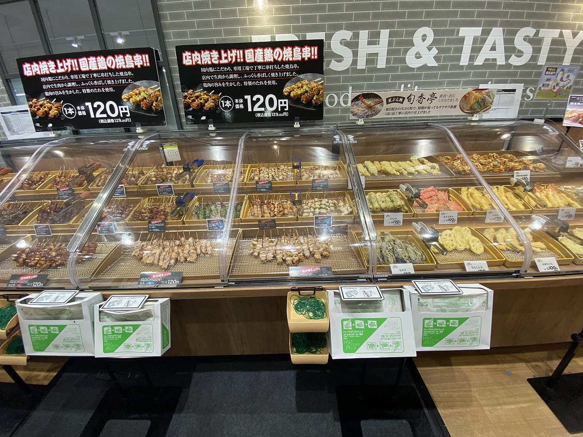 日本許多超市不用塑膠盒裝天婦羅等炸物，改成客人選購後用半透明紙袋裝。 圖：劉黎兒攝影