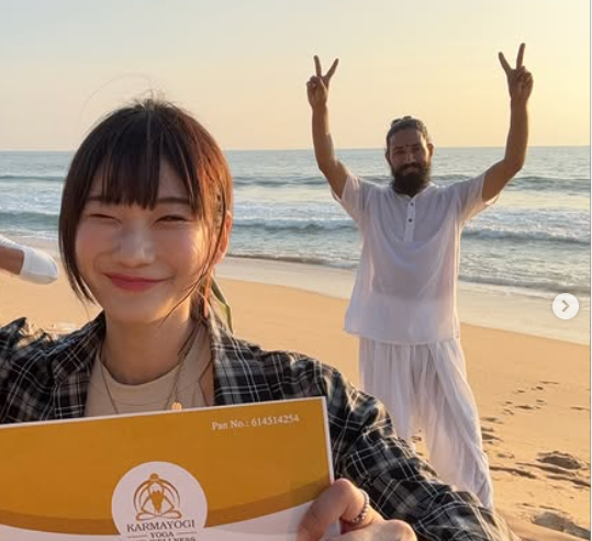 愛莉莎莎(左)先前與尼泊爾瑜珈老師Raj Karmayogi合作推出線上合作課程。 圖：翻攝自愛莉莎莎IG