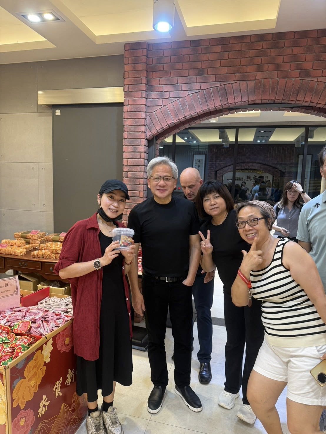 黃仁勳再訪饒河夜市，來到老字號糕餅店「御華興」跟民眾合影。 圖：取自御華興食品股份有限公司臉書粉專